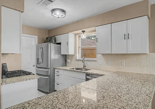 Photo 2 of Sale Pending at 2901 Castle Ct, Pearland, TX 77581 | MLS# 74386439 | Listing updated on 2026-09-03