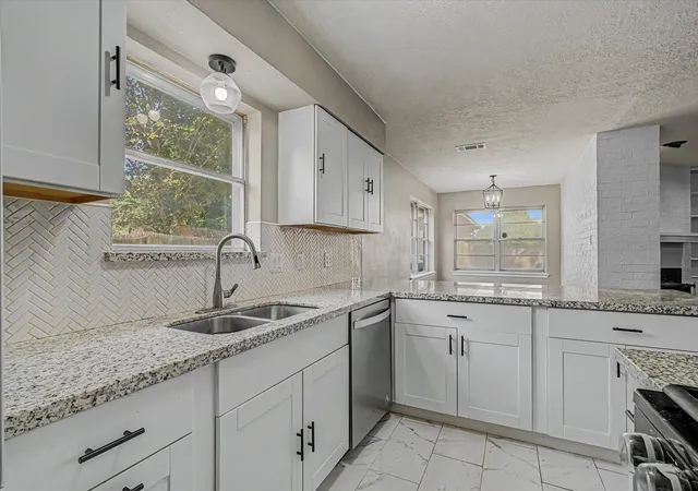 Photo 3 of Sale Pending at 2901 Castle Ct, Pearland, TX 77581 | MLS# 74386439 | Listing updated on 2026-09-03