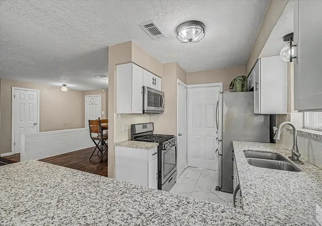 Photo 4 of Sale Pending at 2901 Castle Ct, Pearland, TX 77581 | MLS# 74386439 | Listing updated on 2026-09-03