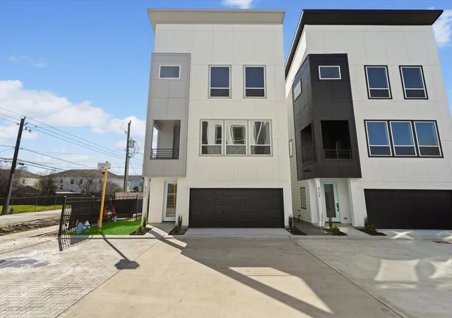 4th image of 4710 Thornton Villas Ln, Houston, TX 77018 | MLS# 61086533