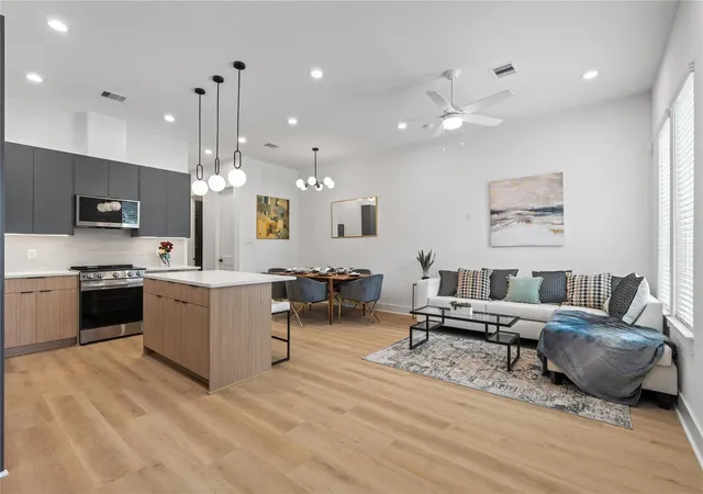Listing Photo 4 - Condo for sale in building located at 4724 Coke St, Houston, TX 77020
