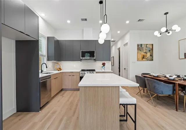 Listing Photo 5 - Condo for sale in building located at 4724 Coke St, Houston, TX 77020