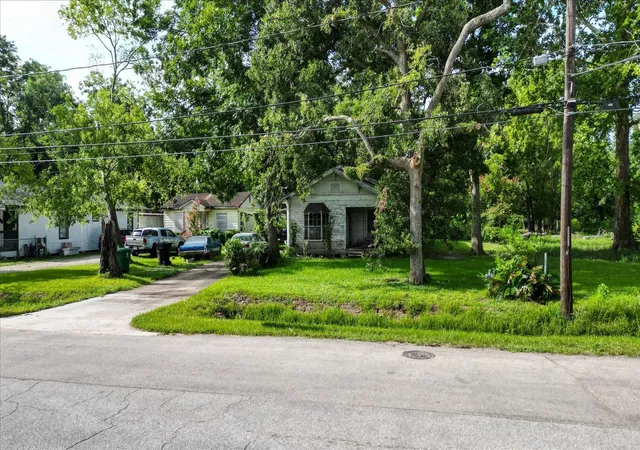Photo 2 of Single family home for sale at 1321 De Soto St, Houston, TX 77091 | MLS# 21827151 | Listing updated on 2026-08-10