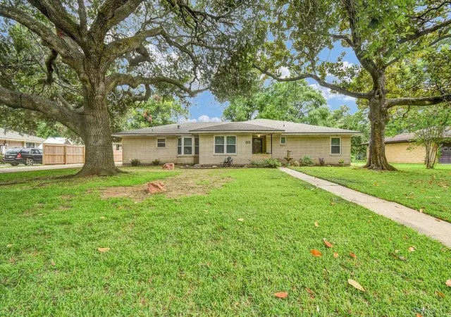 1st image of 115 Southern Oaks Dr, Lake Jackson, TX 77566 | MLS# 38938891