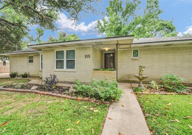 2nd image of 115 Southern Oaks Dr, Lake Jackson, TX 77566 | MLS# 38938891