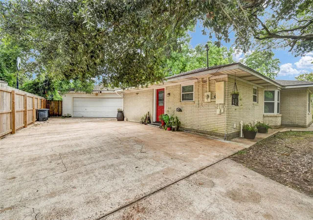 image of 115 Southern Oaks Dr, Lake Jackson, TX 77566 | MLS# 38938891