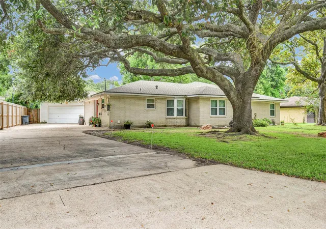 image of 115 Southern Oaks Dr, Lake Jackson, TX 77566 | MLS# 38938891