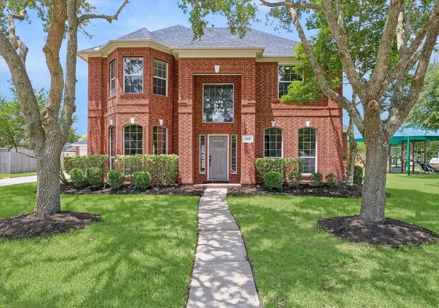 Photo 3 of Single family home for sale at 1331 Shady Bnd Dr, Sugar Land, TX 77479 | MLS# 62924867 | Listing updated on 2026-10-11