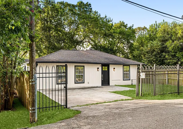 Photo 1 of Single family home for sale at 6825 London St, Houston, TX 77021 | MLS# 25028920 | Listing updated on 2026-08-10
