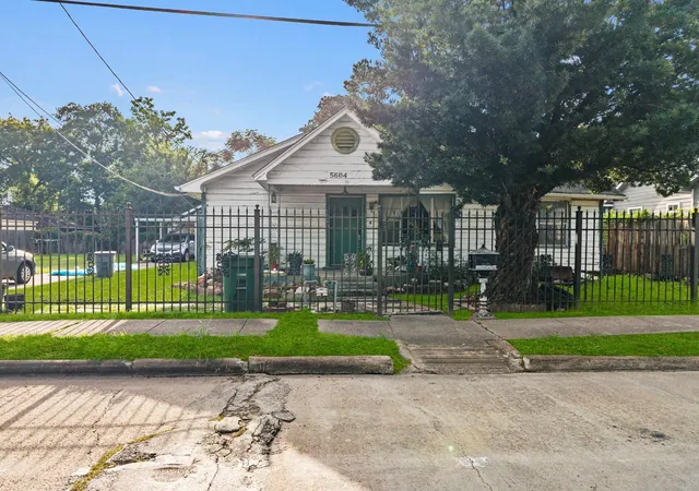 1st image of 5604 Elysian St, Houston, TX 77009 | MLS# 33952597