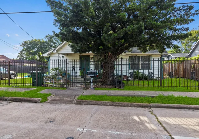 2nd image of 5604 Elysian St, Houston, TX 77009 | MLS# 33952597