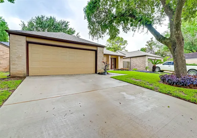 2nd image of 1375 Beaujolais Ln, Houston, TX 77077 | MLS# 34668216
