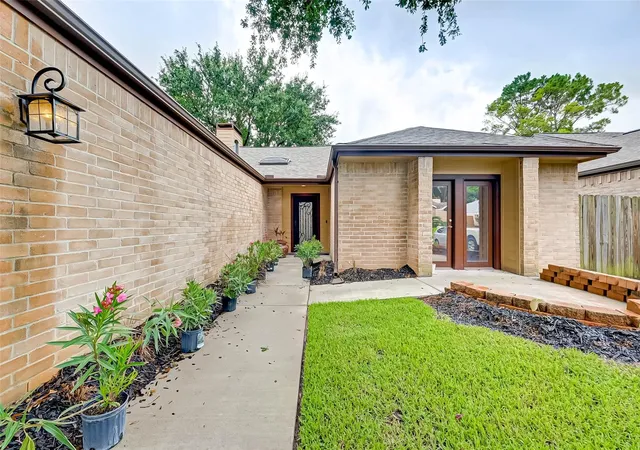 3rd image of 1375 Beaujolais Ln, Houston, TX 77077 | MLS# 34668216