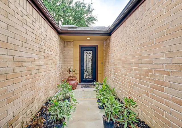 4th image of 1375 Beaujolais Ln, Houston, TX 77077 | MLS# 34668216