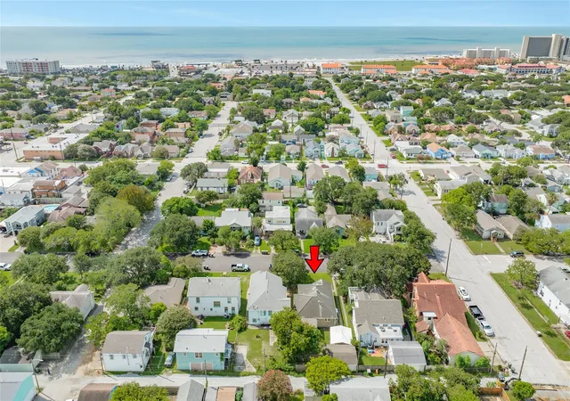 Photo 3 of Single family home for sale at 4618 Ave R 1/2, Galveston, TX 77551 | MLS# 10152343 | Listing updated on 2026-09-11