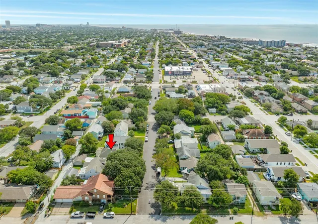 Photo 4 of Single family home for sale at 4618 Ave R 1/2, Galveston, TX 77551 | MLS# 10152343 | Listing updated on 2026-09-11