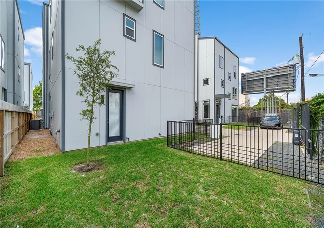 35th image of 8411 Hempstead Rd #A, Houston, TX 77008 | MLS# 86874682