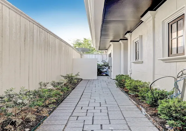 Photo 3 of Single family home for sale at 2015 Mcclendon St, Houston, TX 77030 | MLS# 25919003 | Listing updated on 2026-09-15