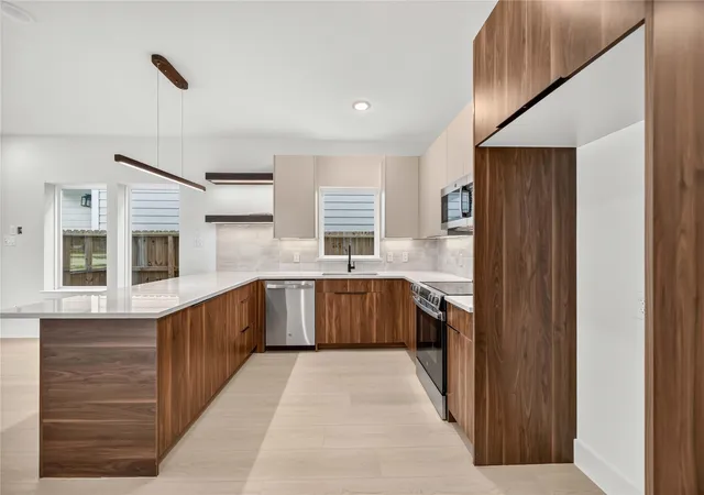 5th image of 961 Ringold St, Houston, TX 77088