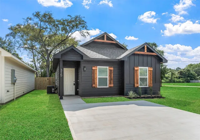 1st image of 315 N Woodson Street, Willis, TX 77378 | MLS# 62754354