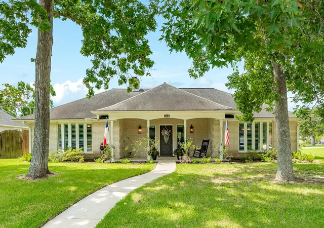 2nd image of 102 Buttercup St, Lake Jackson, TX 77566 | MLS# 41782432