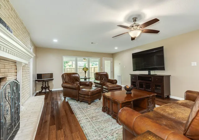 5th image of 102 Buttercup St, Lake Jackson, TX 77566 | MLS# 41782432