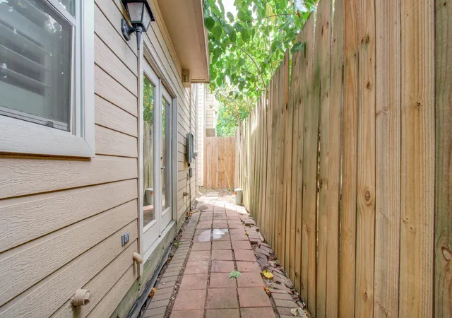 34th image of 2211 Naomi St, Houston, TX 77054 | MLS# 49278055