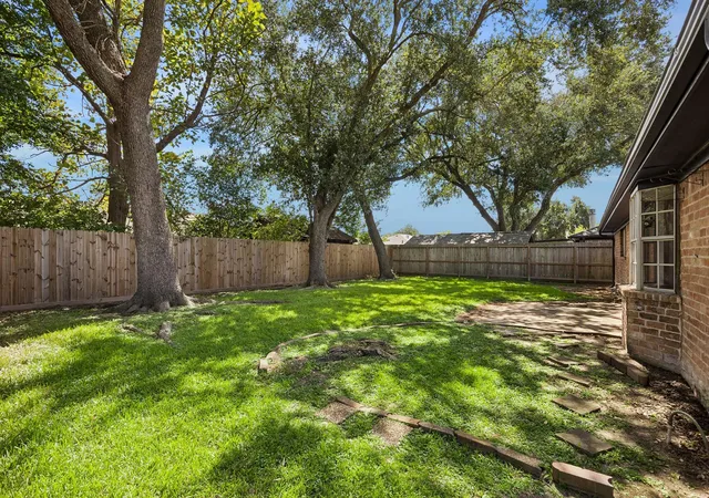 30th image of 1605 Cypress Hollow St, Pearland, TX 77581 | MLS# 57871802