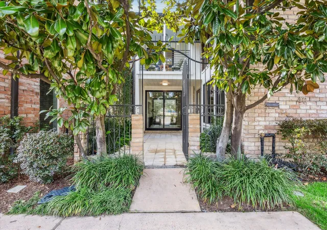 2nd image of 40 River Hollow Ln, Houston, TX 77027 | MLS# 95363064