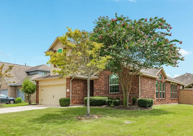 2nd image of 101 Long Meadow Ct, Clute, TX 77531 | MLS# 75004947