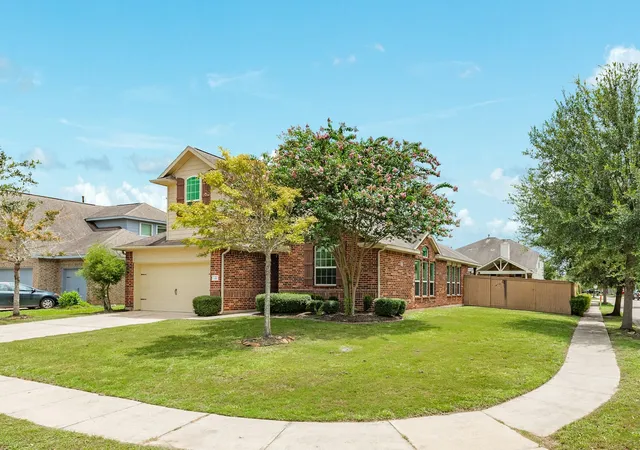 Photo 3 of Single family home for sale at 101 Long Meadow Ct, Clute, TX 77531 | MLS# 75004947 | Listing updated on 2026-09-12