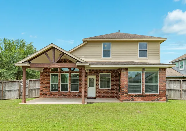 Photo 4 of Single family home for sale at 101 Long Meadow Ct, Clute, TX 77531 | MLS# 75004947 | Listing updated on 2026-09-12