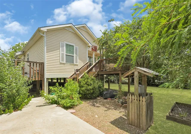 4th image of 2329 Avenue D, Dickinson, TX 77539 | MLS# 60182367