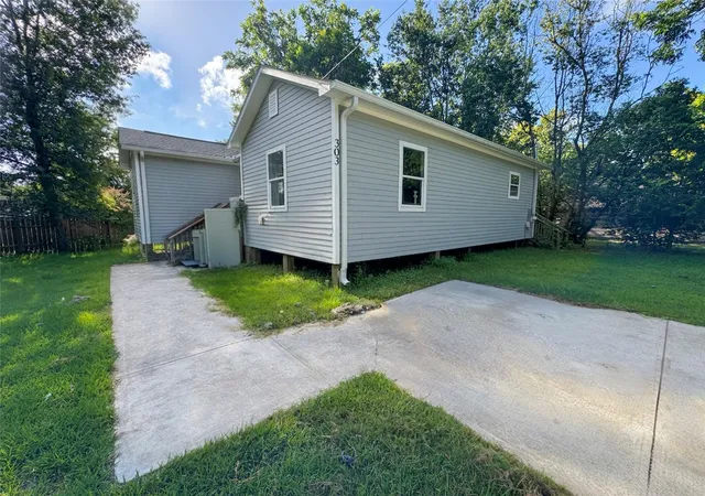 1st image of 303 S 4th St, Alvin, TX 77511 | MLS# 68498253