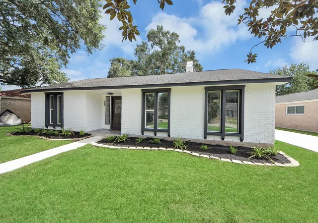 1st image of 16114 Forest Bend Ave, Friendswood, TX 77546 | MLS# 32076523