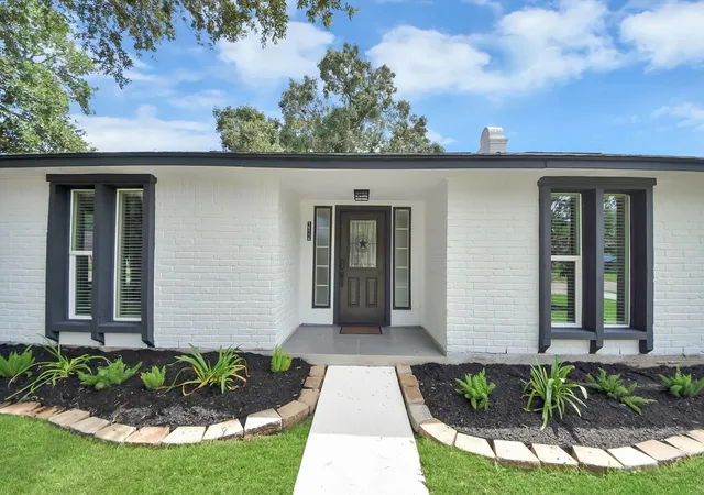 2nd image of 16114 Forest Bend Ave, Friendswood, TX 77546 | MLS# 32076523
