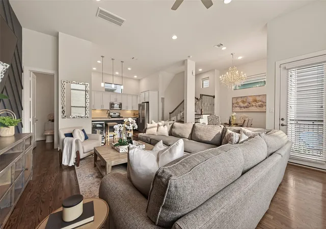 Photo 2 of Townhouse for sale at 1512 Beall St, Houston, TX 77008 | MLS# 27023119 | Listing updated on 2026-09-13