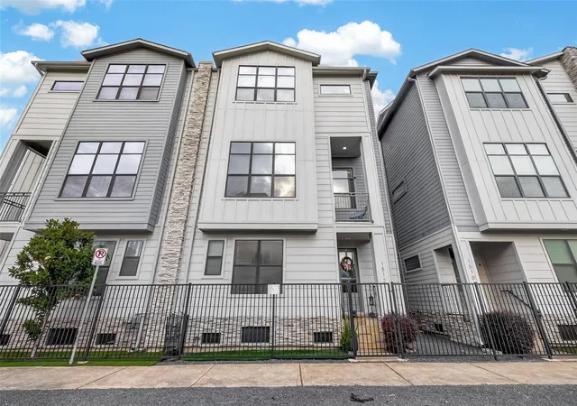 Photo 3 of Townhouse for sale at 1512 Beall St, Houston, TX 77008 | MLS# 27023119 | Listing updated on 2026-09-13