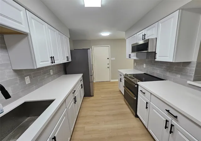 Listing Photo 4 - Condo for sale in building located at 4138 Belle Park Dr, Houston, TX 77072 - Unit #4138