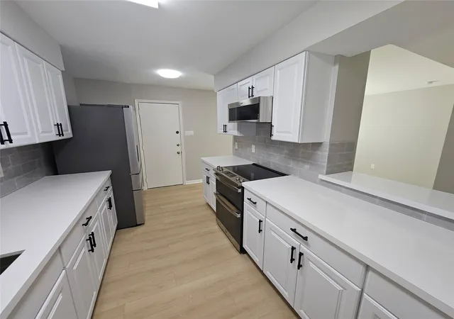 Listing Photo 5 - Condo for sale in building located at 4138 Belle Park Dr, Houston, TX 77072 - Unit #4138