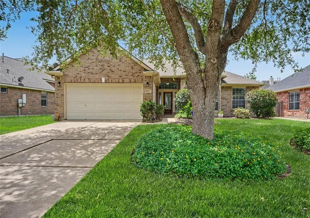 Photo 3 of Single family home for sale at 2129 Brittany Colony Dr, League City, TX 77573 | MLS# 11494946 | Listing updated on 2026-09-16