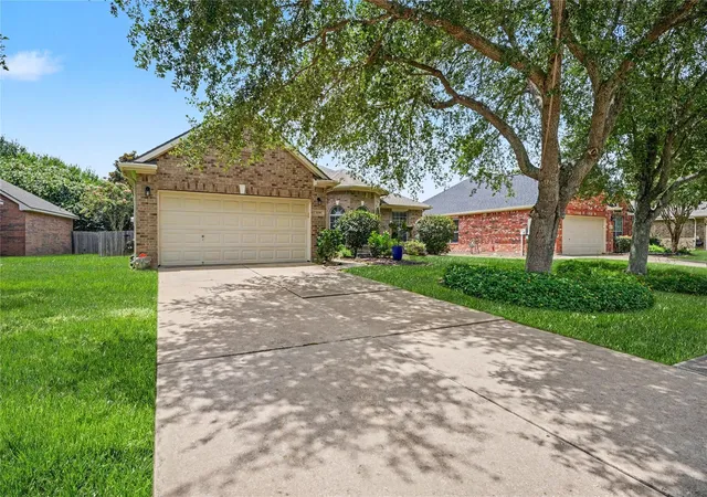 Photo 3 of Single family home for sale at 2129 Brittany Colony Dr, League City, TX 77573 | MLS# 11494946 | Listing updated on 2026-09-16