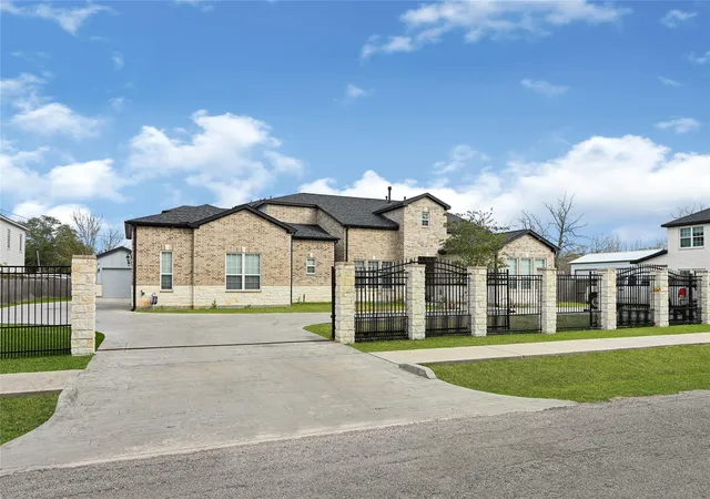 3rd image of 4821 1St St, Pasadena, TX 77504 | MLS# 40229891