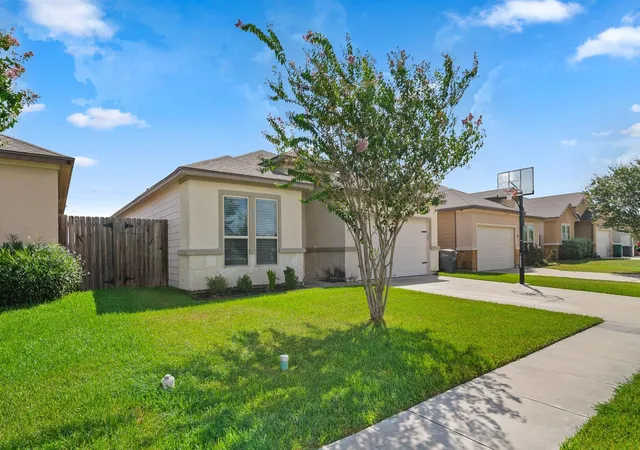 Photo 3 of Single family home for sale at 121 Alydar Dr, Victoria, TX 77901 | MLS# 65711207 | Listing updated on 2026-08-22
