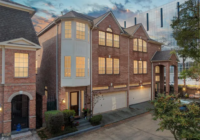 2nd image of 26 Stalynn Ln, Houston, TX 77027 | MLS# 96746083