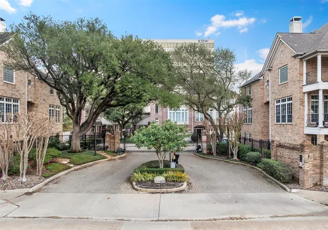Photo 3 of Townhouse for sale at 26 Stalynn Ln, Houston, TX 77027 | MLS# 96746083 | Listing updated on 2026-09-13