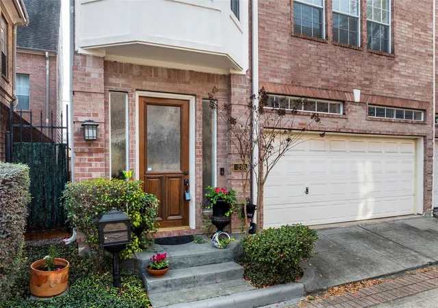 Photo 3 of Townhouse for sale at 26 Stalynn Ln, Houston, TX 77027 | MLS# 96746083 | Listing updated on 2026-09-13