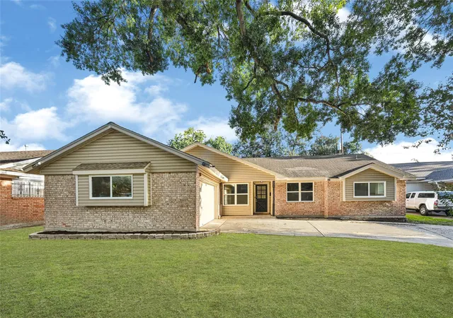 Photo 1 of Sale Pending at 231 Ravenhead Dr, Houston, TX 77034 | MLS# 43894658 | Listing updated on 2026-09-15
