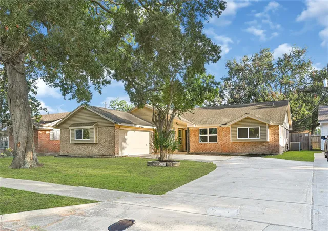 Photo 2 of Sale Pending at 231 Ravenhead Dr, Houston, TX 77034 | MLS# 43894658 | Listing updated on 2026-09-15