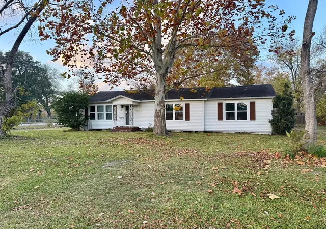 Photo 1 of Single family home for sale at 700 E Wallisville Rd, Highlands, TX 77562 | MLS# 52421752 | Listing updated on 2026-10-06